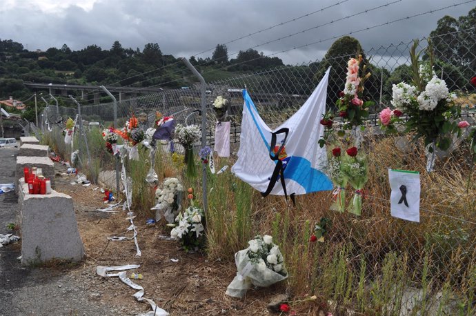 Ofrenda de flores a las víctimas del accidente de tren en Angrois