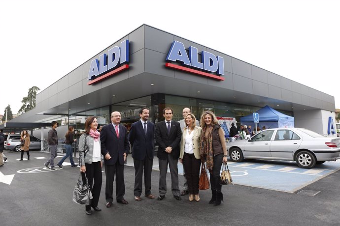 Meleno y Nieto (centro) ante uno de los nuevos supermercados Aldi