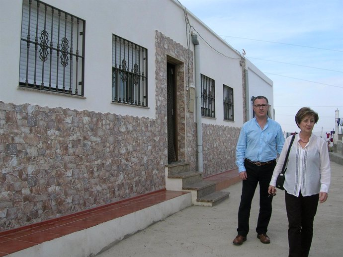 Caparros recorre las viviendas rehabilitadas en Alhama