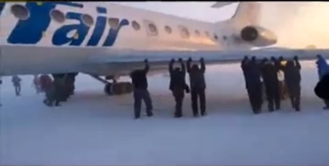 Pasajeros rusos empujan un avión