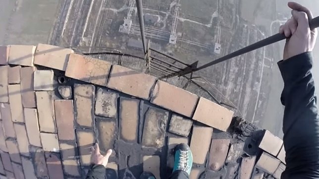 Cernescu escalando una chimenea en Rumanía