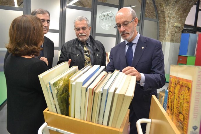 El rector José Antonio Franco revisando uno de los libros cedidos 