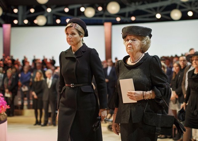 Queen Maxima (L) and Princess Beatrix of the Netherlands attend a national memor