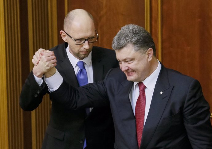 Petro Poroshenko felicita a Arseni Yatseniuk tras elección como primer ministro