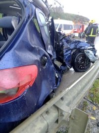 Herida muy grave una mujer tras un accidente entre un turismo y un camión