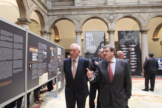 Margallo inaugura la exposición Más allá del deber