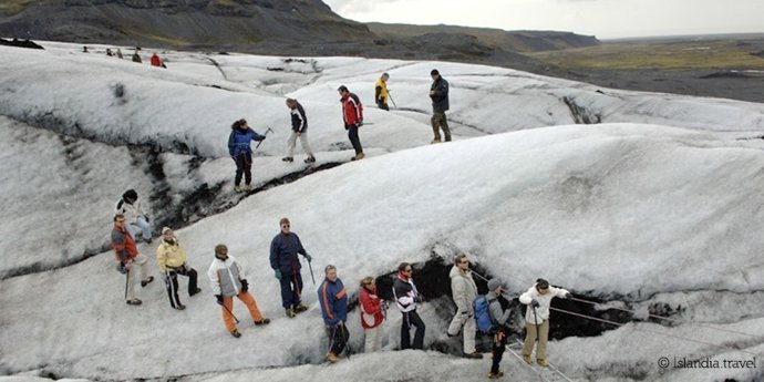Turistas explorando los glaciares de Islandia