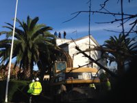 Derriban la vivienda de la que fue desalojada una familia en A Coruña, tras momentos de tensión