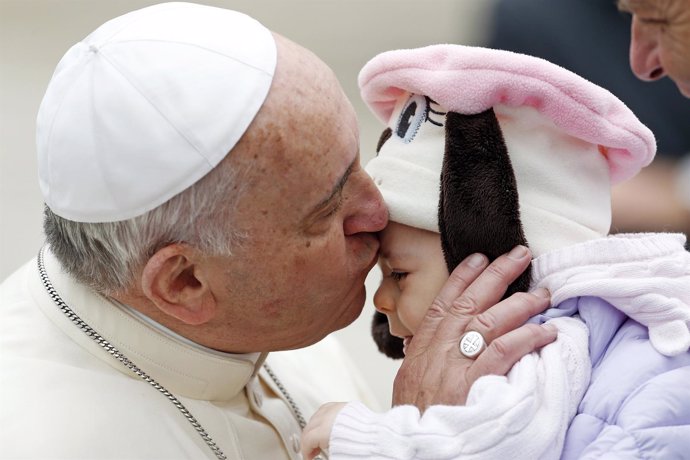 El Papa Francisco besa a un bebé