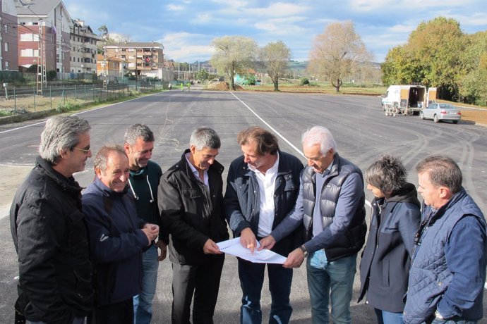El consejero de Obras Públicas visita el aparcamiento de Puente San Miguel