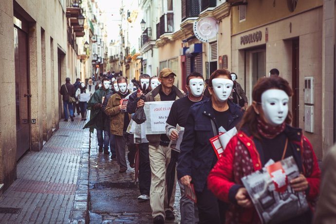 'Flashmob' De Personas Sin Hogar Por Las Calles De Cádiz