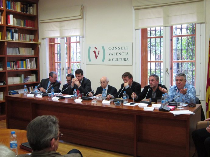 Ponentes durante la mesa redonda dedicada a una nueva radiotelevisión valenciana