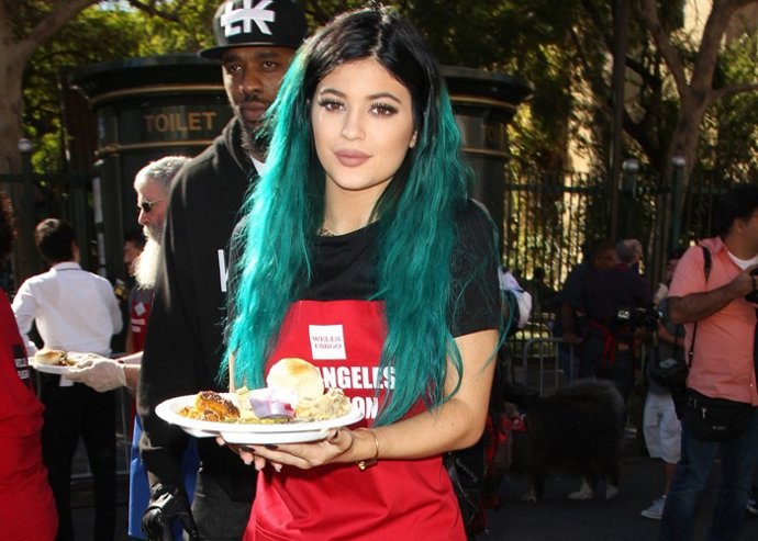 Kylie Jenner se pone el delantal solidario por el Día de Acción de Gracias