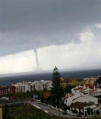 El tornado alcanza una velocidad de entre 140 y 180 kilómetros por hora