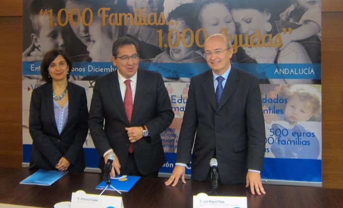 Fundación Cajasol entrega mil bonos de 500 euros a familias en extrema necesidad