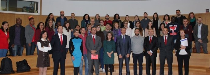 Foto de familia de los estudiantes becados de la UA