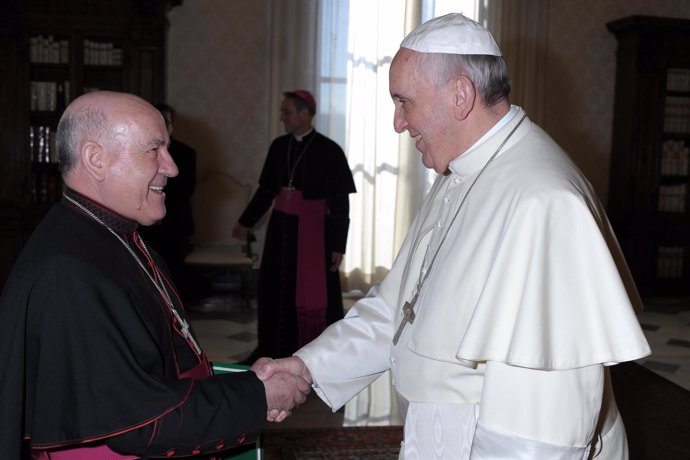 El Papa Francisco saluda a monseñor Vicente Jiménez Zamora