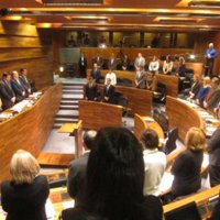 El Parlamento asturiano guarda un minuto de silencio por el parricidio de San Juan de la Arena