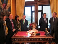 Susana Díaz dice que todos los gobiernos tienen que "volver a mirar a lo local" para recuperar la credibilidad