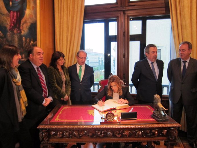 Susana Díaz firma en el libro de honor