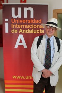 Autor de borrador económico de Podemos admite que la jornada de 35 horas se aplicaría "según necesidades de cada sector"