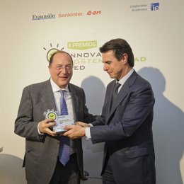 Carlos Moro junto al ministro de Industria.