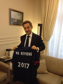 Nicolas Sarkozy posa con una camiseta que pide su vuelta a la política