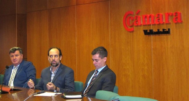 Felipe González Gordón flanqueado por Enrique Pascual y Pablo del Villar