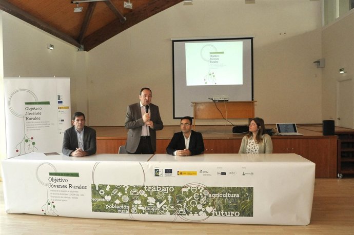 Jóvenes agricultores con Sanz