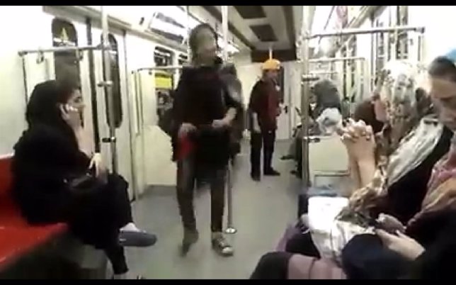 Mujer baila en el metro de Teherán