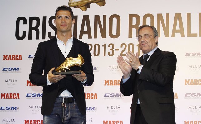 Cristiano Ronaldo recibe la Bota de Oro 2013-14, con Florentino Pérez