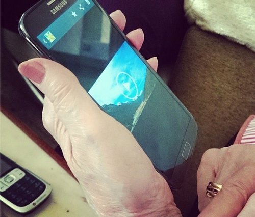 Abuela señora mayor jubilada con smartphone teléfono