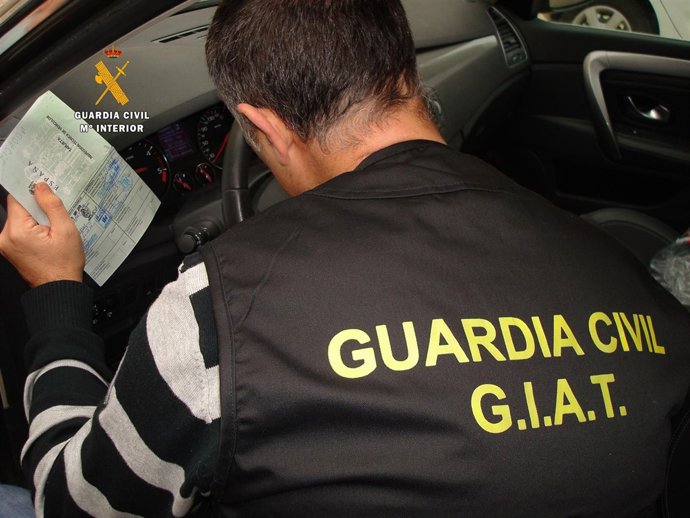 Uno de los agentes durante la inspección de un turismo. 