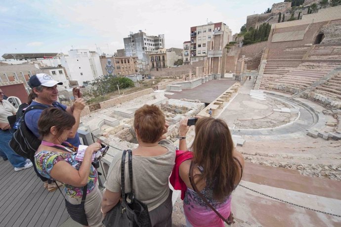Turistas visitan el Teatro Romano de Cartagena