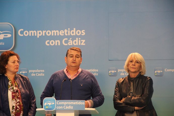 De izquierda a derecha: Cossi, Sanz y Martínez en rueda de prensa