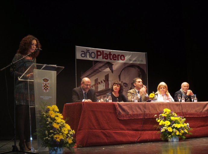 La diputada de Cultura de Huelva, Elena Tobar, en el congreso sobre Platero.
