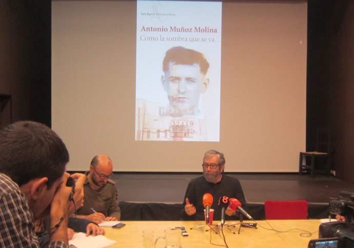 Muñoz Molina presenta en Sevilla 'Como la sombra que se va'