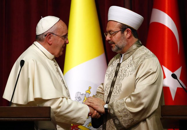 El Papa Francisco con Mehmet Gormez, líder religioso turco, en Ankara