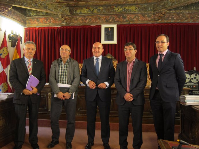 Carnero con Domingúez, Arpa, Zancada y Alonso tras el Pleno de noviembre