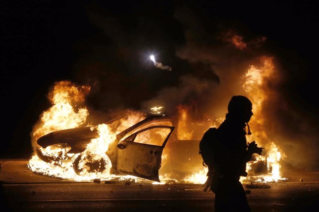 Protestas en Ferguson, Fuego, Coche incendiado