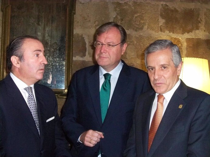 El director del general del Banco Sabadell Herrero, Pablo Junceda, con Silván 