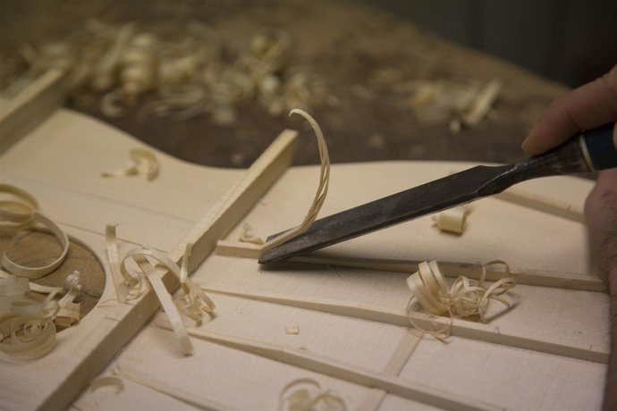 Fabricación artesanal de guitarras en la empresa Guitarra Hermanos Sanchis.