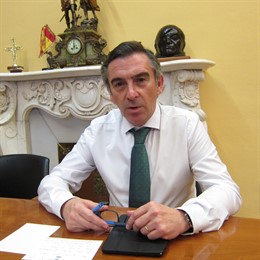 El presidente de la DPZ y del PP-Zaragoza, Luis María Beamonte, en su despacho