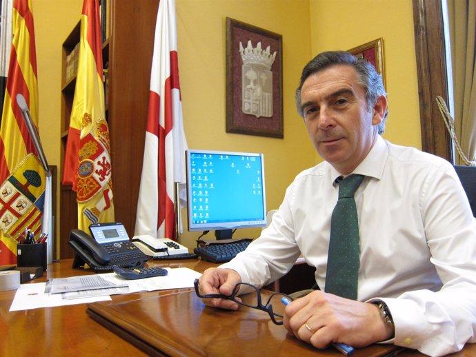 El presidente de la DPZ, Luis María Beamonte, en su despacho en Diputación
