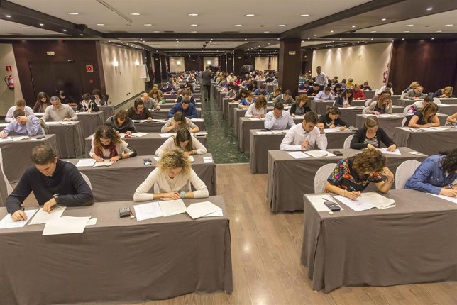 Empleados de Caixabank se examinan en Pamplona de un posgrado