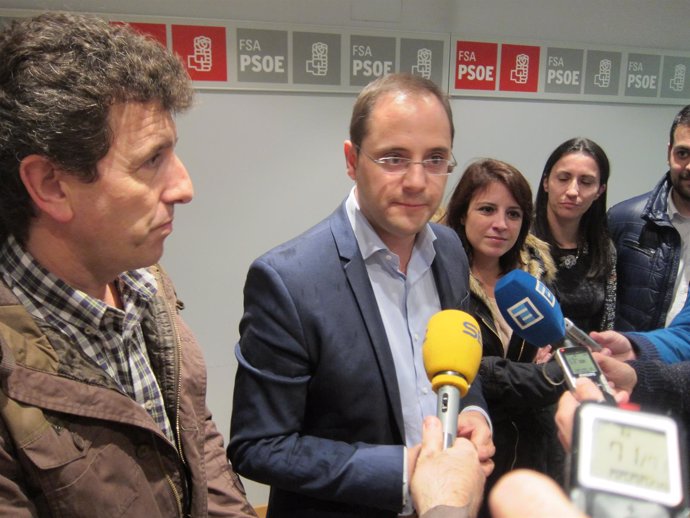 César Luena, acompañado de dirigentes y representantes socialistas asturianos. 