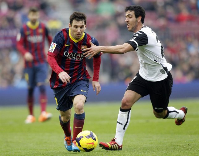 Messi escapa de Parejo en un Barcelona-Valencia