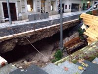 Successos.- Figueres comença les tasques d'"urgència" per reforçar el mur i la via enfonsada