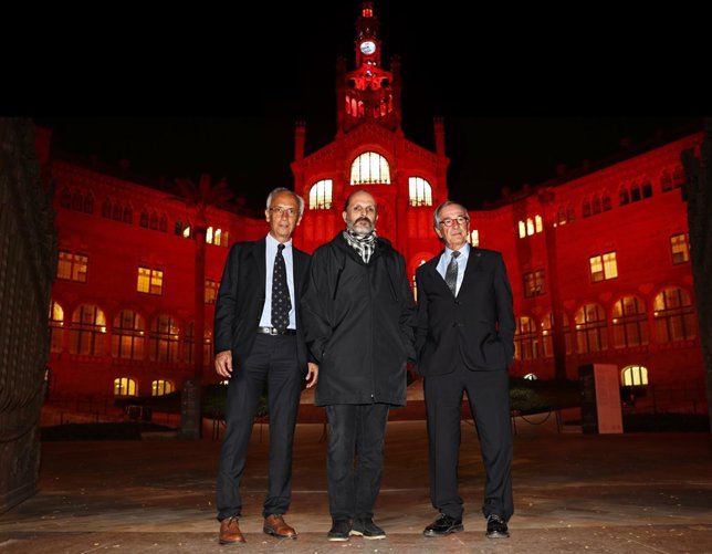 El doctor B. Clotet, M. Bosé y X. Trias en el Hospital de St. Pau de Barcelona