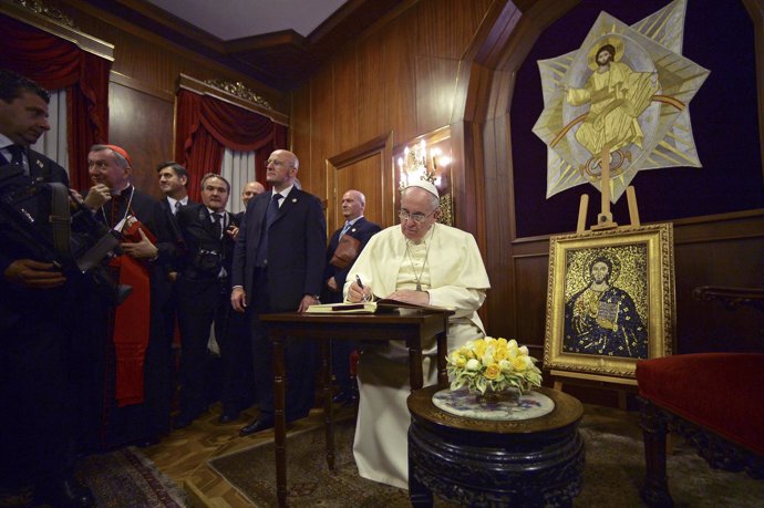 El Papa Francisco en un encuentro con el dirigente de la Iglesia Ortodoxa.